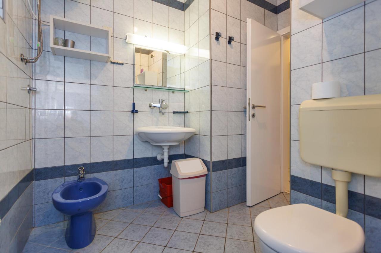 Apartments Pika Krk Town Exterior photo