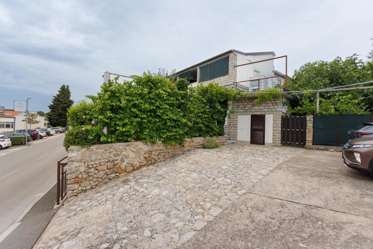 Apartments Pika Krk Town Exterior photo