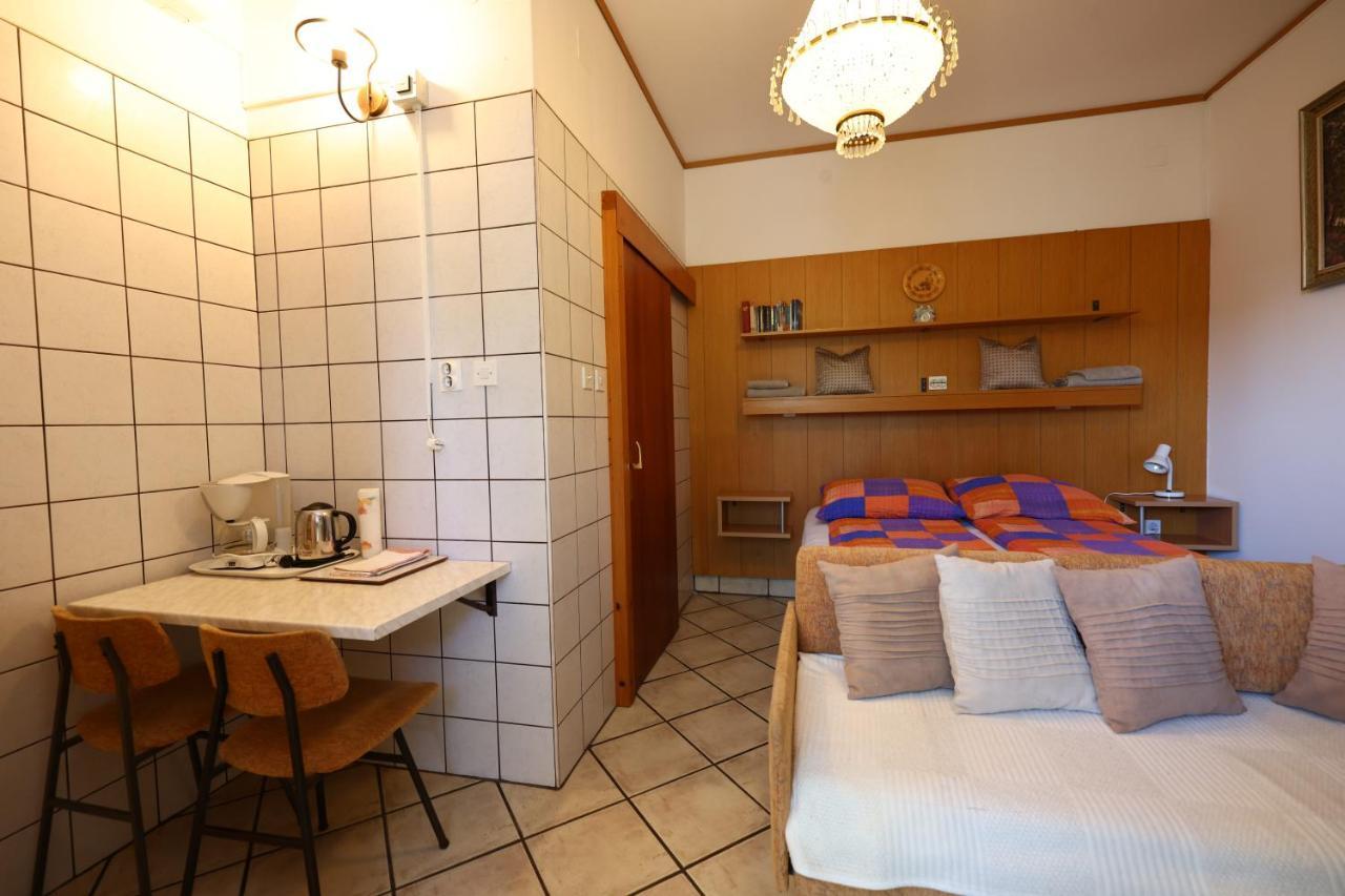 Apartments Pika Krk Town Exterior photo