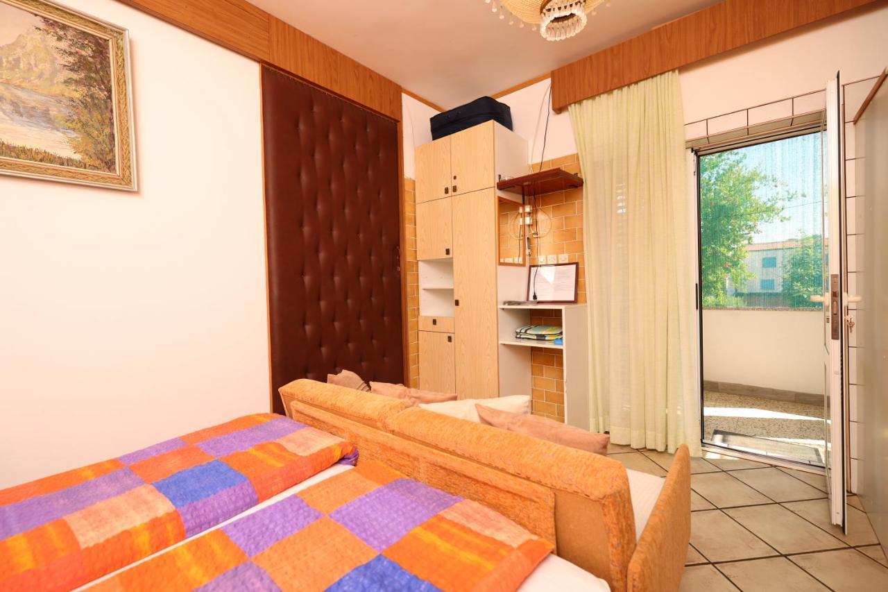 Apartments Pika Krk Town Exterior photo